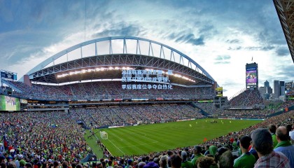 冰球联赛激战正酣，新锐黑马挑战传统豪强，季后赛席位争夺白热化